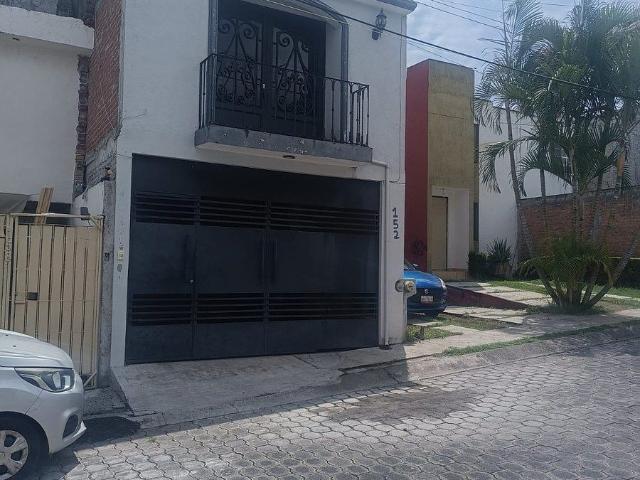 ¡Casa en renta en fraccionamiento privado frente a Costco!