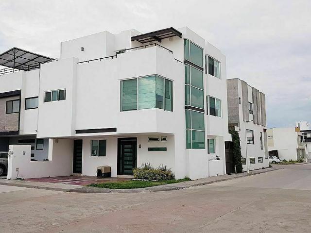 Casa en Renta en Fraccionamiento Privado Lucepolis en Milenio III Queretaro