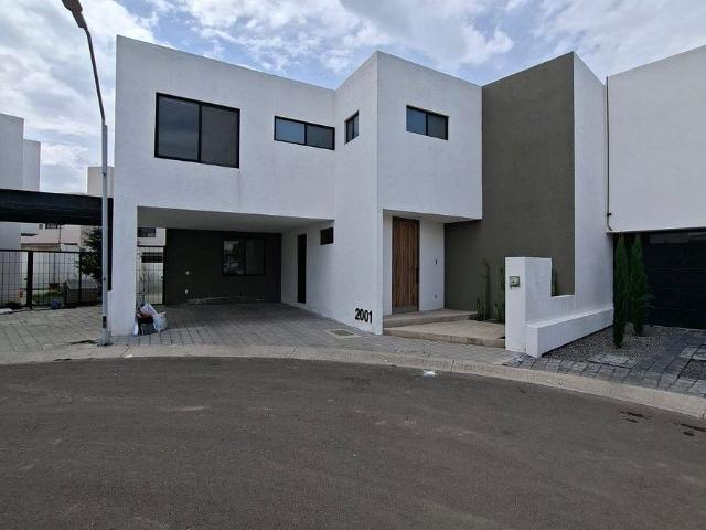 Casa en renta en Grand Preserve con recamara en PB