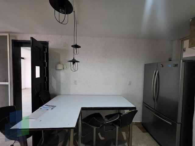 Casa en renta en Jurica con recámara en planta baja, de 3 niveles