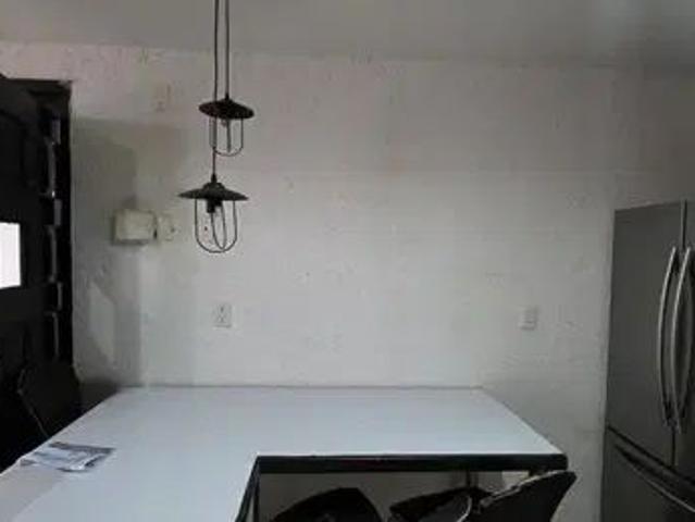 Casa en renta en Jurica con recámara en planta baja, de 3 niveles