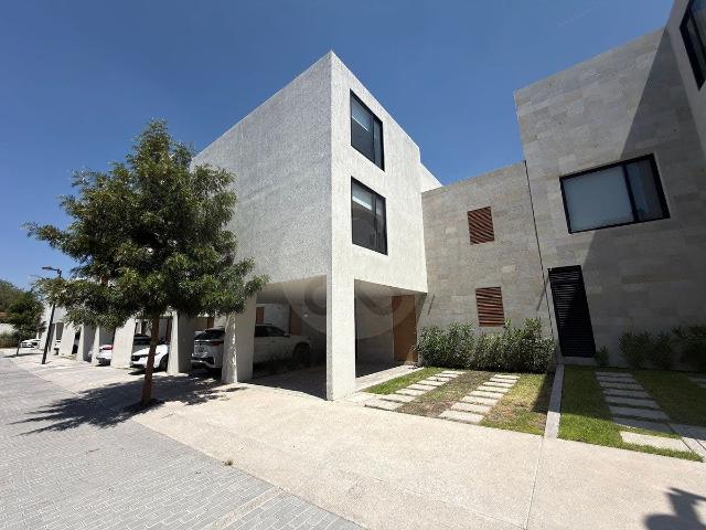 casa en renta en juriquilla en privada con amenidades y seguridad
