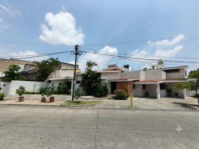 Casa en renta en Jardines de la Patria a unas cuadras de plaza Galerias