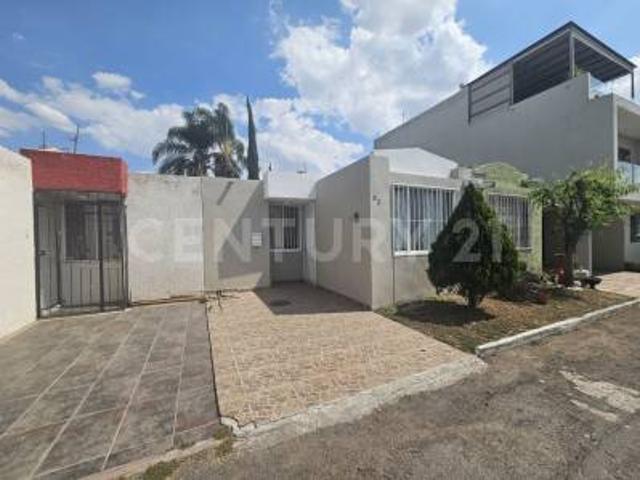 Casa en renta en Jardines del Valle, fraccionamiento privado con vigilancia 24/7