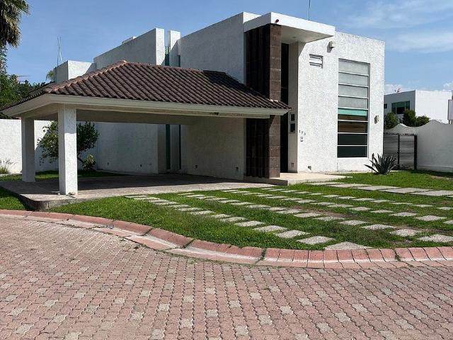 CASA EN RENTA EN JARDINES DEL LAGO