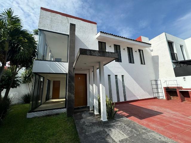 Casa en renta en Jiutepec en fraccionamiento con portón eléctrico