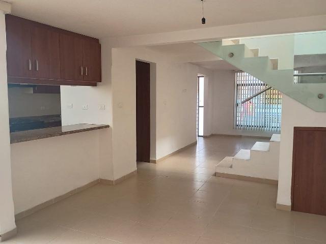 Casa en renta en La Moreira Pozos, 3 recs 2.5 baños, persianas en toda la casa
