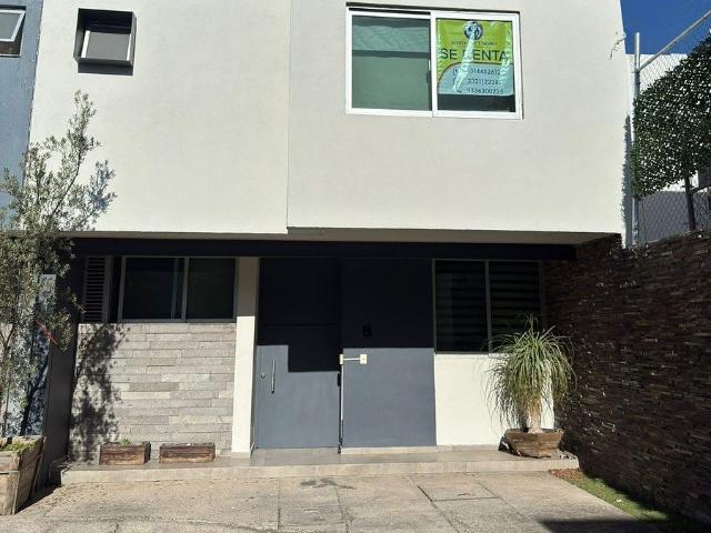 STRAVAGANTE RESIDENCIAL CASA EN RENTA