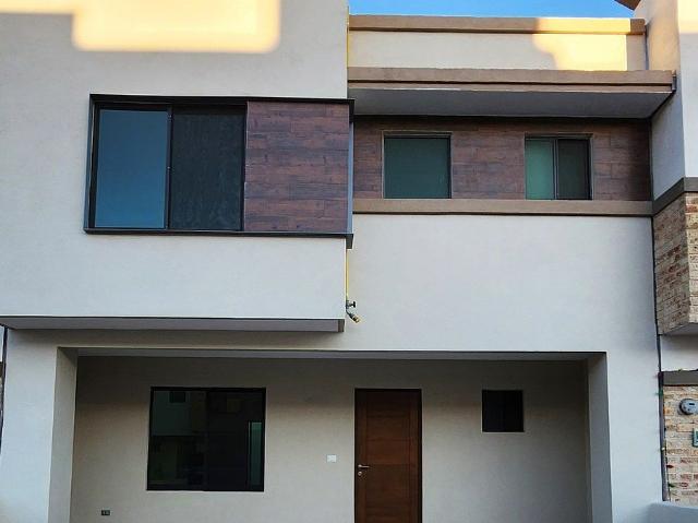 CASA EN RENTA EN LA VISTA CON BAÑO EN CADA RECAMARA Y GRAN JARDÍN