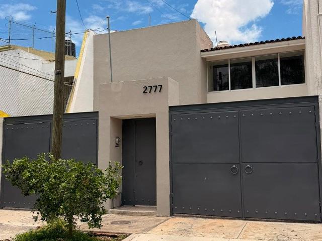 casa en renta en loma bonita, zapopan con terraza y jardín