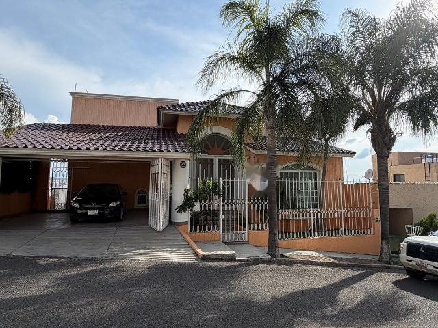 CASA EN RENTA EN LOMA DORADA, QUERÉTARO | 3 RECÁMARAS CON BAÑO PROPIO, ESTUDIO