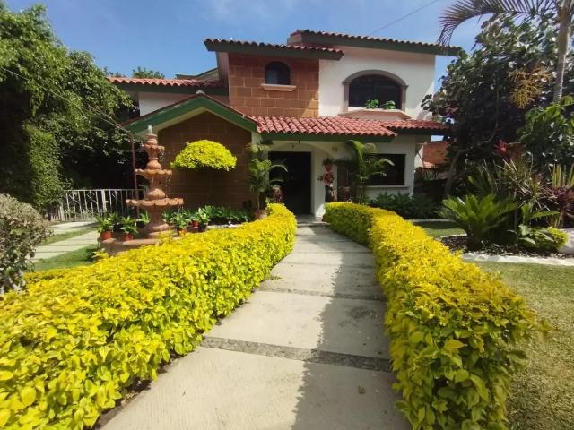 Casa en Renta en Lomas de Cocoyoc con Piscina y Jardín Se renta amueblada por Año