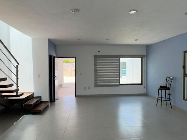 CASA CON JACUZZI EN RENTA EN RESIDENCIAL LOMAS VERDES