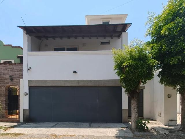 Casa en Renta en Lomas Verdes, Colima: Espaciosa y Bien Ubicada