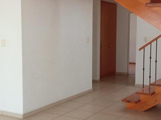 Casa en Renta en Los Frailes, Corregidora: Acceso a Servicios y Amenidades Únicos