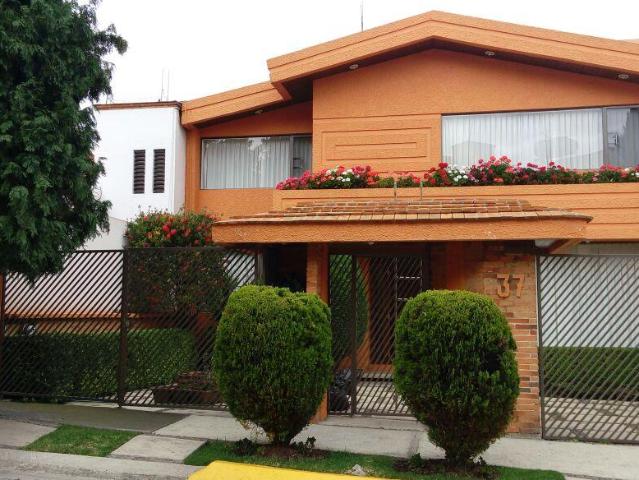 Casa en Renta en Parques de la Herradura, calle cerrada con vigilancia