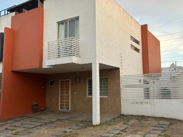 CASA EN RENTA EN PARQUES DEL BOSQUE, TLAQUEPAQUE