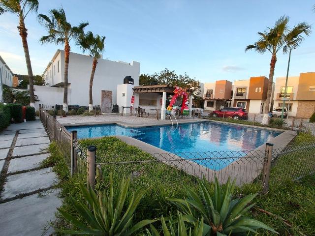 Casa en renta en privada con alberca