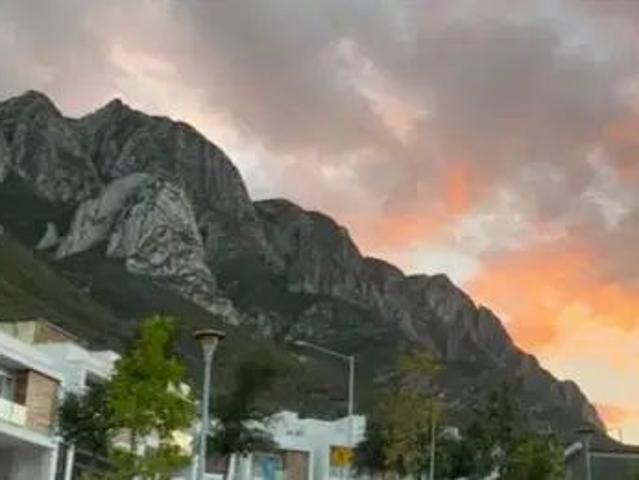 Casa En Renta En Privada Con Casa Club Y Alberca