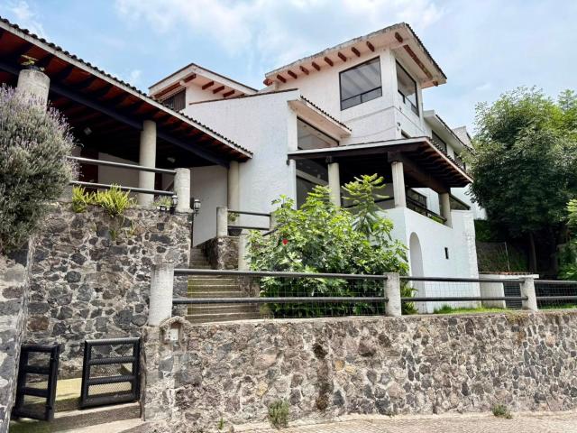 Casa en renta en privada con gran terraza techada, jard?n y 4 rec?maras
