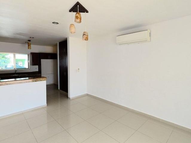 Casa en renta en privada de Conkal de dos niveles y cuatro recámaras sin muebles