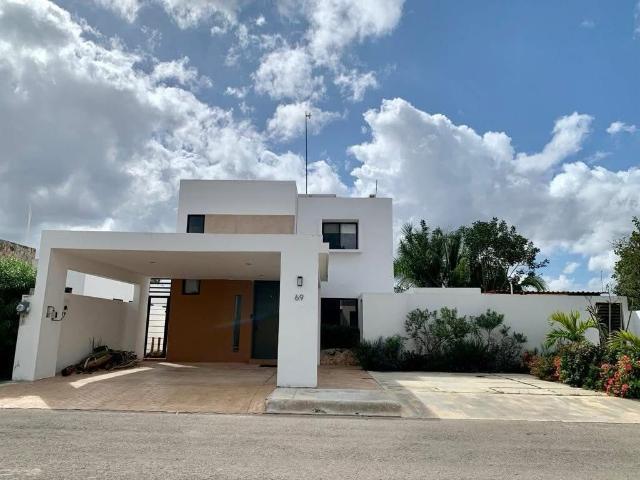 CASA EN RENTA EN PRIVADA KANAN EN CONKAL