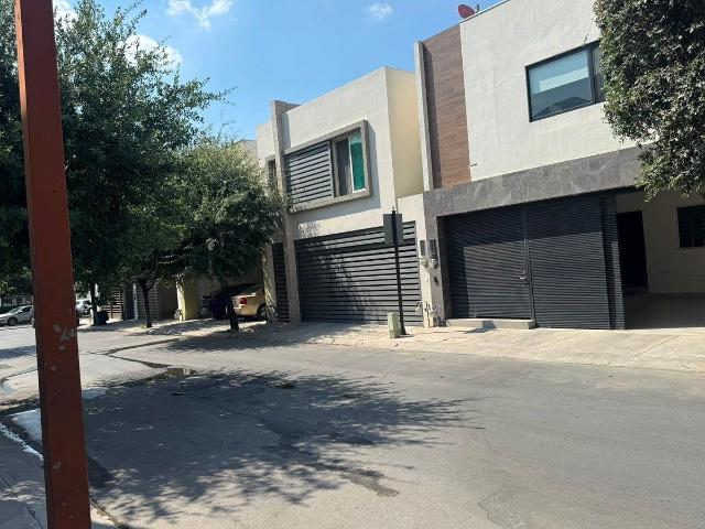 Casa en renta en privada puerta de hierro