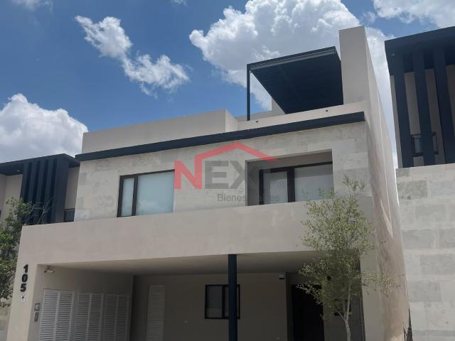 Casa en Renta en Ramos Arizpe, La Nogalera,, 4 recámaras, 5.0 baños, 415.00 m2 terreno, 341.00 m2 construcción