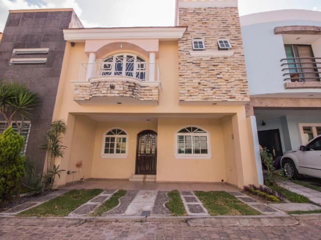 Casa en renta en Real de Valdepeñas Zapopan con 3 recámaras y estudio