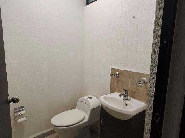CASA EN RENTA EN RESIDENCIAL DEL BOSQUE. ATRAS DE WALMART SAN REMO CARRETERA 57