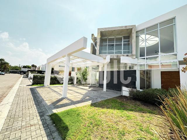 CASA EN RENTA EN RINCONADA JURICA. PRIVADA DE 3 HAB