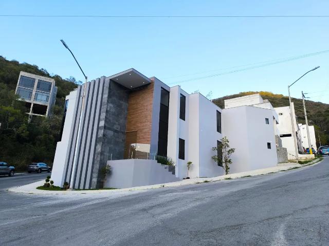 Casa en Renta en Santiago NL, Bosque de San Pedro, en Comunidad Cerrada