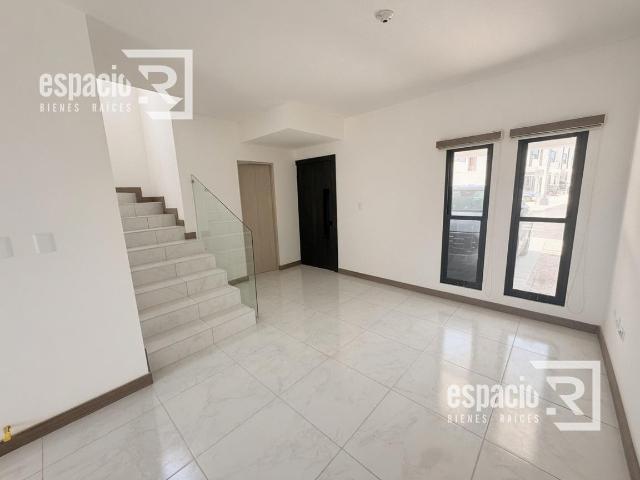 CASA EN RENTA EN SARATOGA ZONA RELIZ CON CASA CLUB CON ALBERCA