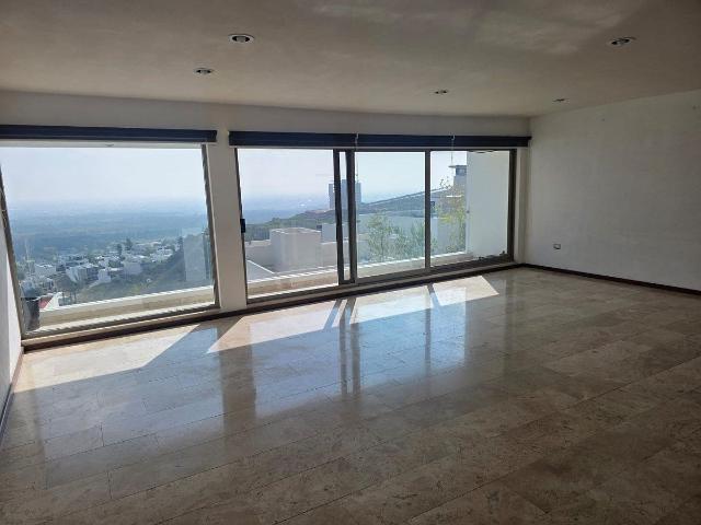 Casa en renta en Sierra Azul 3 recs con baño y vestidor, jardin