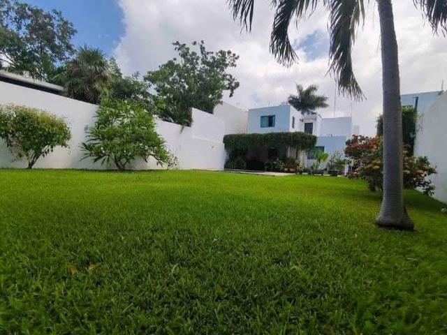Casa en RENTA en Temozón Norte, 3 recámaras cada una con baño