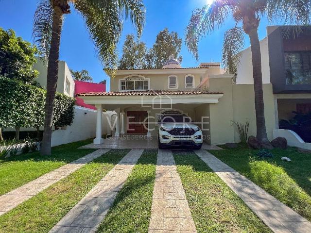 CASA EN RENTA EN VALLE REAL, ZAPOPAN