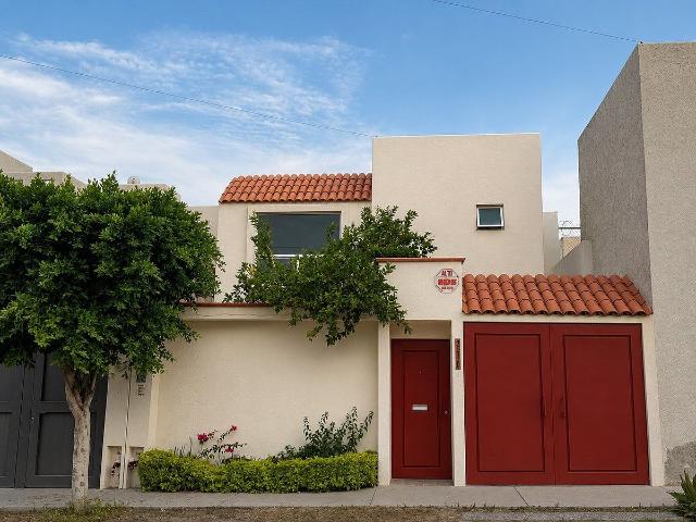 Casa en Renta en Villa Magna con amplio jardín