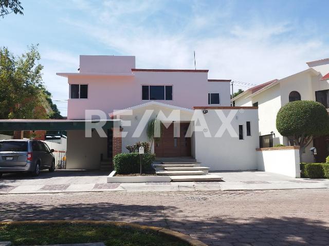 CASA EN RENTA FRACC. JACARANDAS