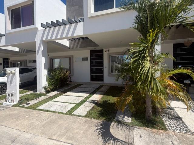 Casa en renta Fraccionamiento Frontemare, Calle Avenida Petempich, Playa Del Carmen, Quintana Roo, México