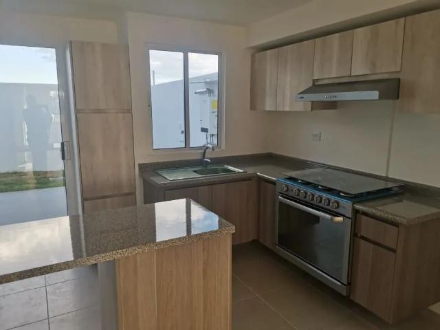 Casa En Renta Frente A Alberca En Tres Cantos | 3 Recámaras Con Baño Y Roof Garden