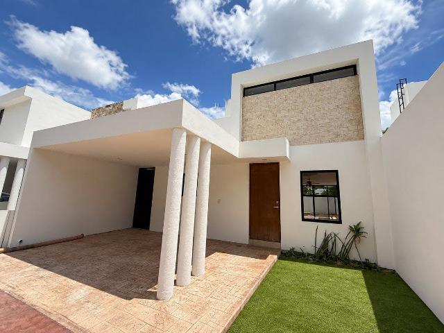 CASA EN RENTA FRENTE A AMENIDADES EN PRIVADA BOTÁNICO CONKAL