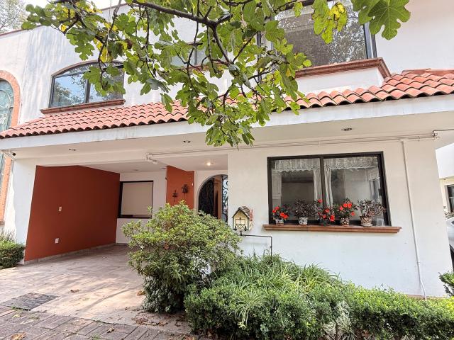 Casa en Renta Frente a Parque | 3 Recámaras, 2 Estudios y Jardín | Condominio Privado Pet Friendly