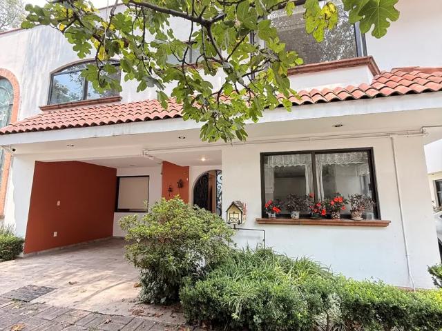 Casa en Renta Frente a Parque | 3 Recámaras, 2 Estudios y Jardín | Condominio Privado Pet Friendly