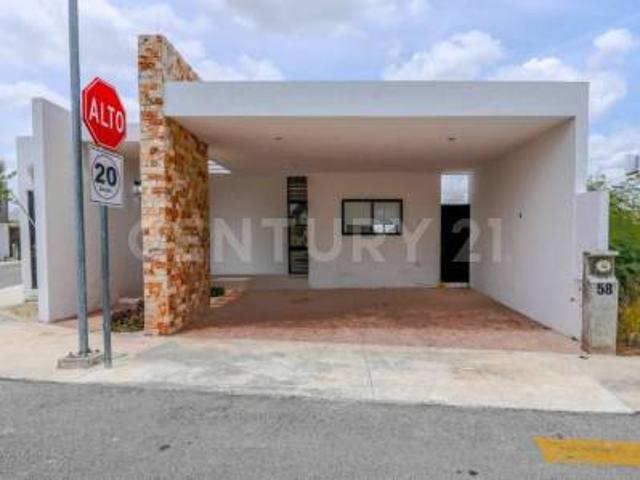 Casa en renta frente a parque y con alberca