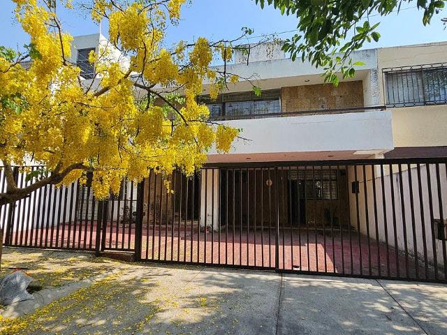 CASA EN RENTA | Ideal para OFICINAS o casa habitación en LADRON de Guevara