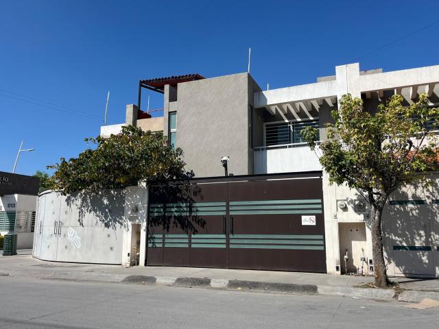 CASA en RENTA, la mas completa! | Terraza techada, vestidor, cochera y sala de TV