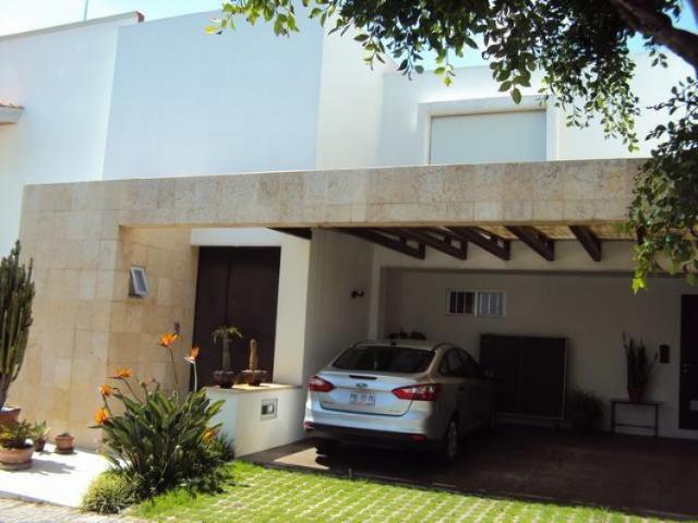 CASA EN RENTA LOMAS DE ANGELOPOLIS