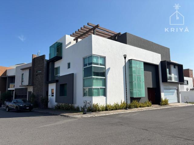 Casa en RENTA Lomas Diamante con espacios amplios, alberca y roof top en la Rieviera Veracruzana