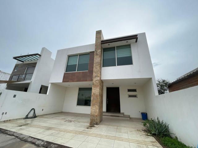 Casa en renta, Lomas Punta del Este, con espacios amplios y doble altura. Cerca de la Ibero