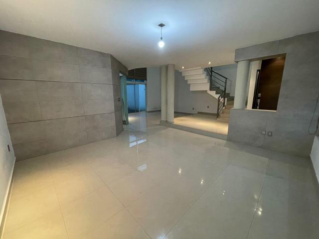 Casa en renta, Lomas Punta del Este, con espacios amplios y doble altura. Cerca de la Ibero